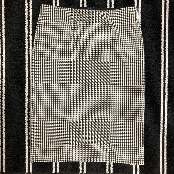 Ann Taylor Factory Dresses & Skirts - Ann Taylor Houndstooth Pencil Skirt Size 6P